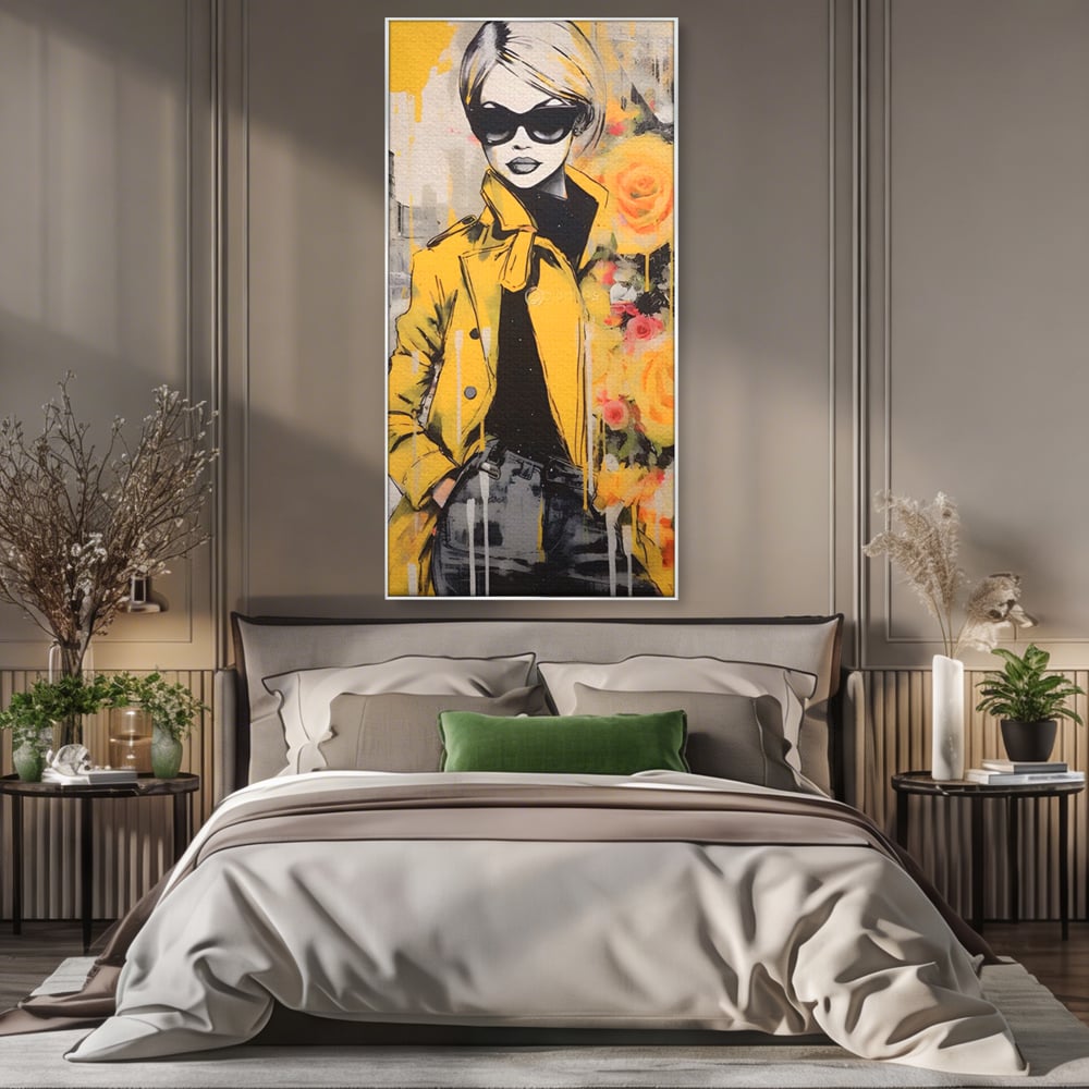 Tablou canvas cu tablou canvas cu femeie in jacheta galbena, in rama de aluminiu argintiu, pe perete intr-un dormitor